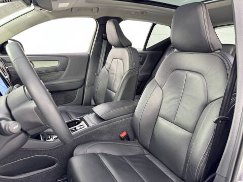 2023 Volvo XC40 B5 Ultimate Dark Theme