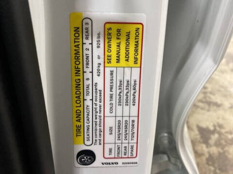 2025 Volvo XC40 B5 Plus Dark Theme