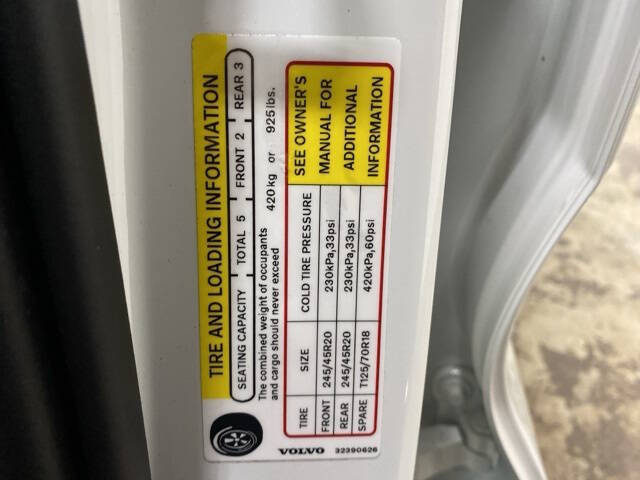 2025 Volvo XC40 B5 Plus Dark Theme