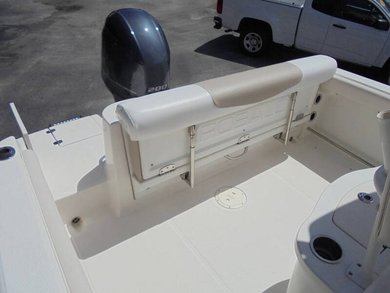 2017 Robalo R222