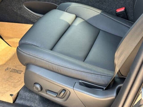 2025 Volvo XC40 B5 Ultra Bright Theme