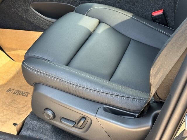 2025 Volvo XC40 B5 Ultra Bright Theme