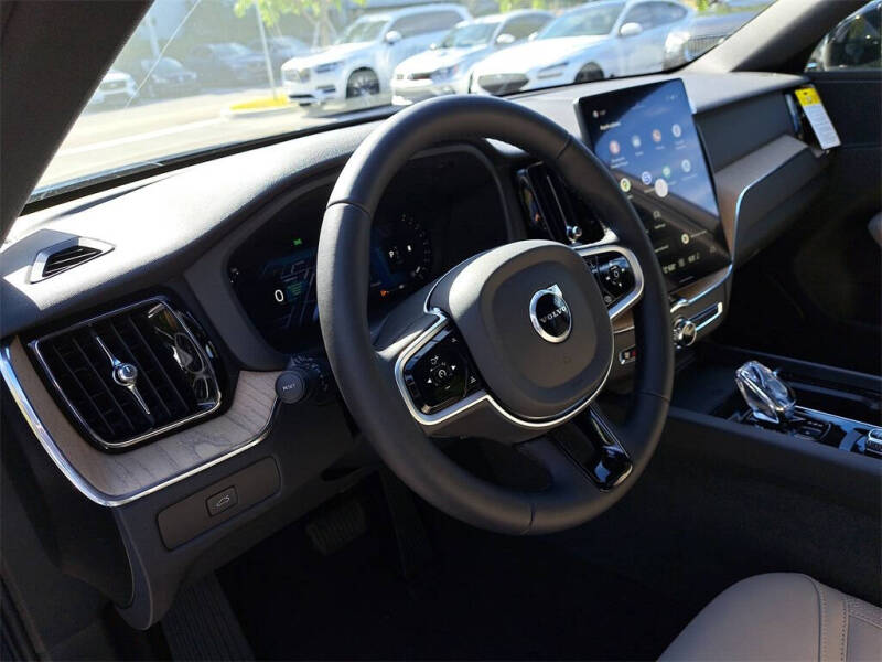 2026 Volvo XC60 B5 Plus