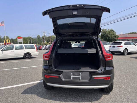 2025 Volvo XC40 B5 Core Bright Theme