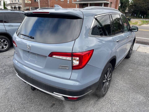 2022 Honda Pilot Touring w/Rear Captain's Chairs