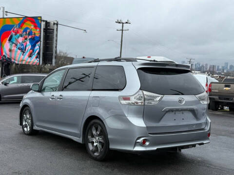 2011 Toyota Sienna SE 8-Passenger