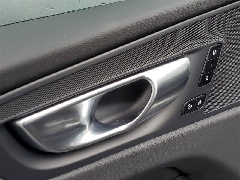 2025 Volvo XC60 B5 Plus Dark Theme