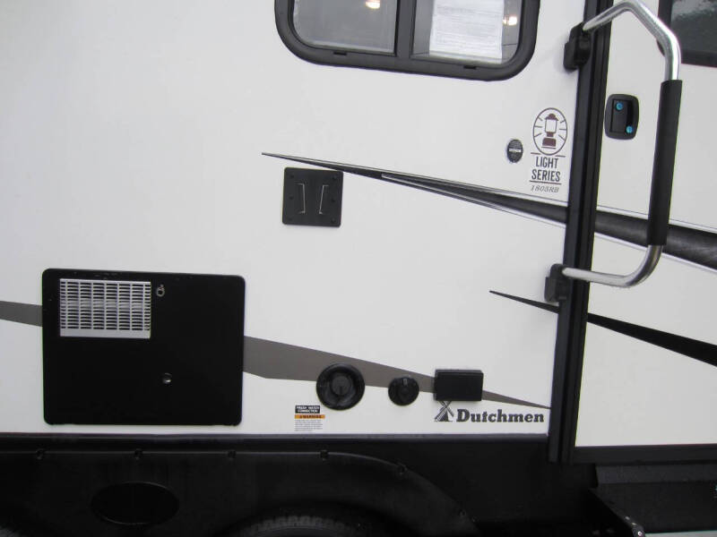 2021 Coleman Light Series 1805RB