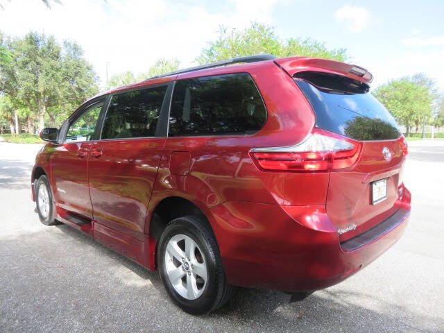 2020 Toyota Sienna LE Mobility 7-Passenger