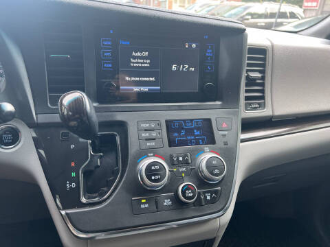 2017 Toyota Sienna XLE 7-Passenger Auto Access Seat