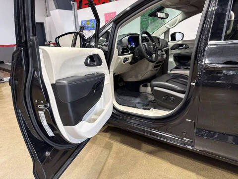 2024 Chrysler Pacifica Plug-In Hybrid Select