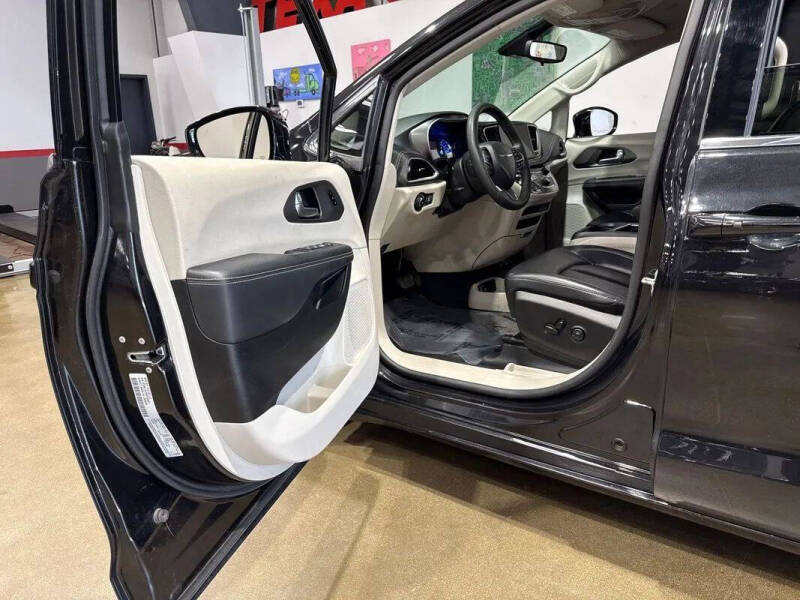 2024 Chrysler Pacifica Plug-In Hybrid Select