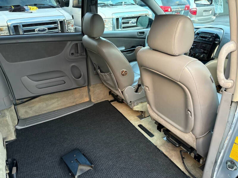 2005 Toyota Sienna LE 8 Passenger