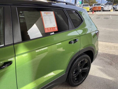 2025 Volkswagen Taos SE Black 4Motion