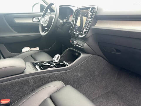 2024 Volvo XC40 B5 Plus Dark Theme