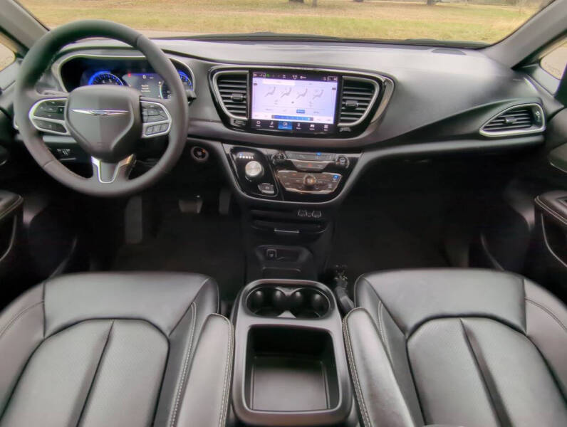 2025 Chrysler Pacifica Select