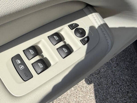 2025 Volvo XC60 T8 Plus Dark Theme