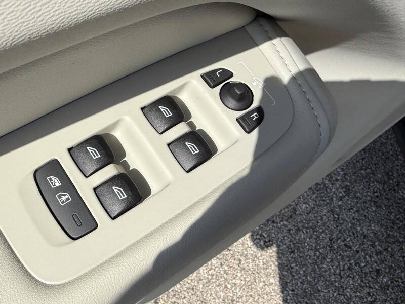 2025 Volvo XC60 T8 Plus Dark Theme