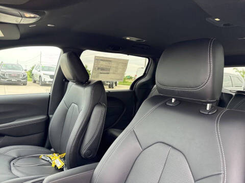 2027 Chrysler Pacifica Select