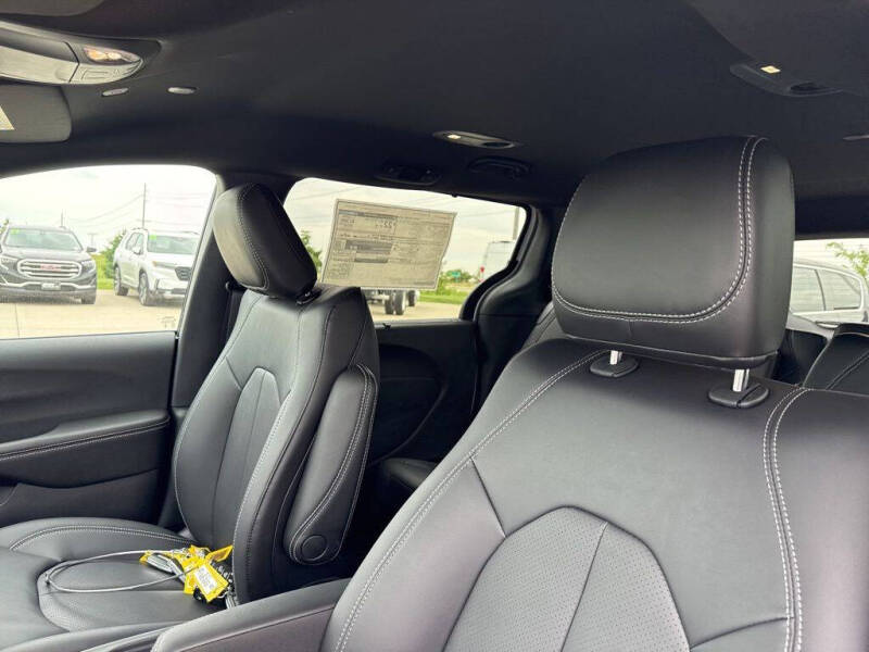 2027 Chrysler Pacifica Select