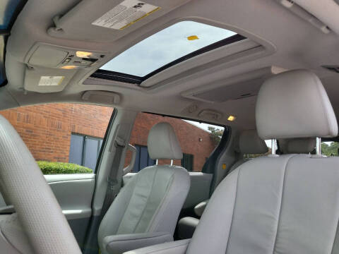 2011 Toyota Sienna XLE 7-Passenger Auto Access Seat