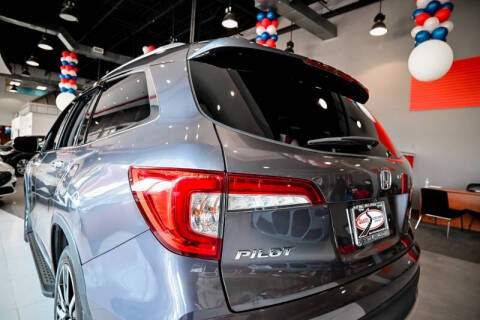 2022 Honda Pilot Touring w/Rear Captain's Chairs