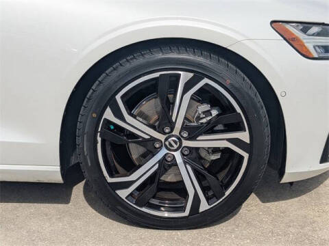 2024 Volvo S60 B5 Plus Dark Theme