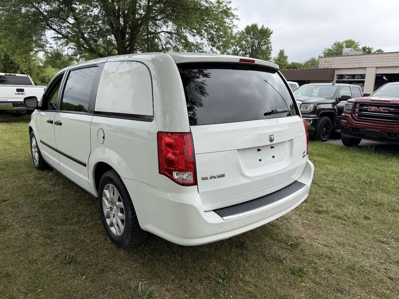 View vehicle photo 3