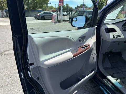 2012 Toyota Sienna XLE 8-Passenger