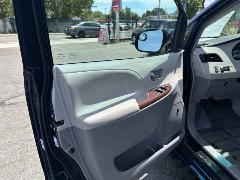 2012 Toyota Sienna XLE 8-Passenger