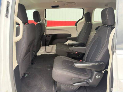 2022 Chrysler Voyager LX
