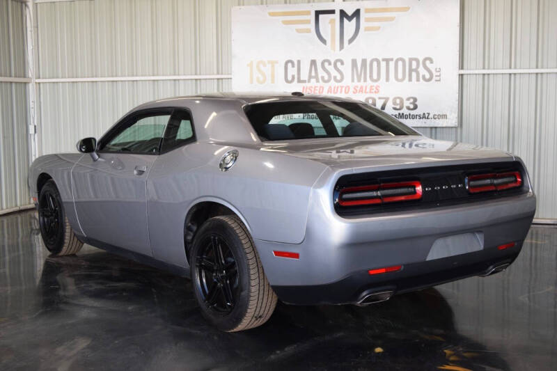 2016 Dodge Challenger SXT photo 3