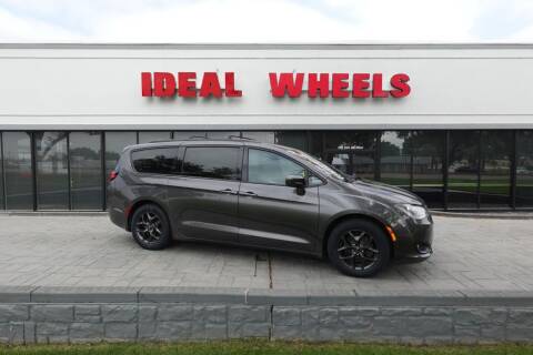 2018 Chrysler Pacifica for sale at Ideal Wheels in Sioux City IA