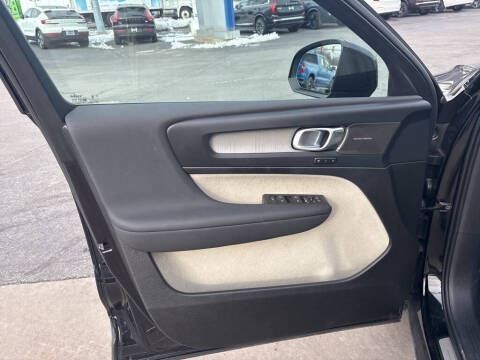 2025 Volvo XC40 B5 Plus Dark Theme