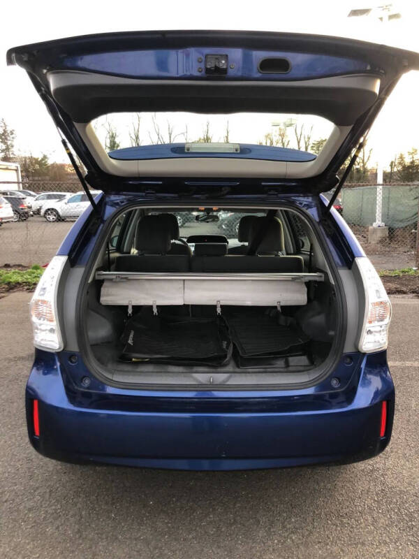 2013 Toyota Prius v Three