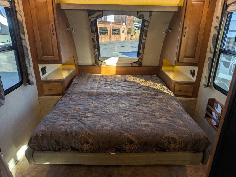 2015 Lance 1995 / 23ft