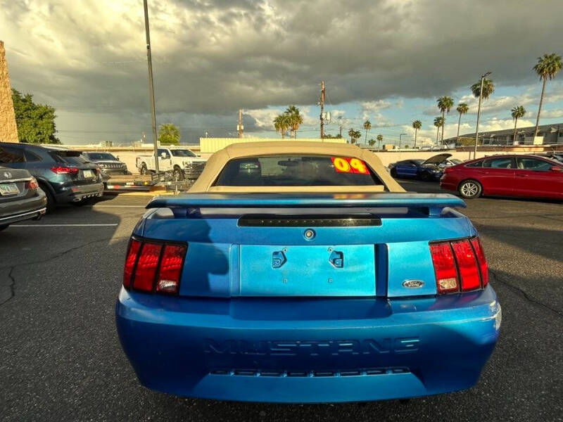 2004 Ford Mustang Deluxe