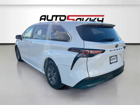 2022 Toyota Sienna LE 8-Passenger