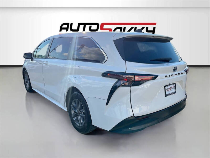 2022 Toyota Sienna LE 8-Passenger