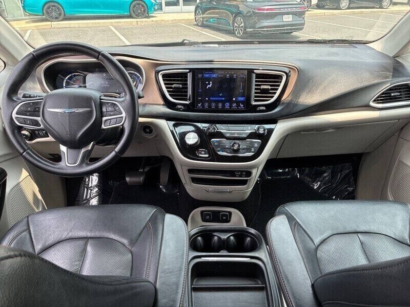2017 Chrysler Pacifica Hybrid Premium