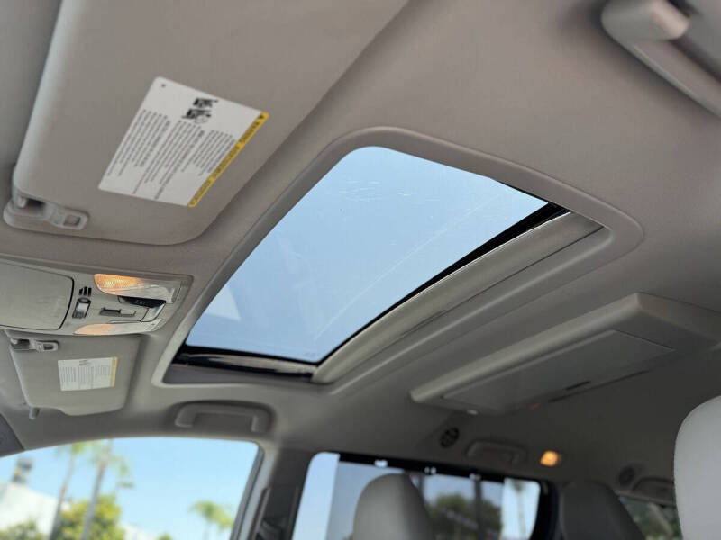 2017 Toyota Sienna XLE Premium 8-Passenger