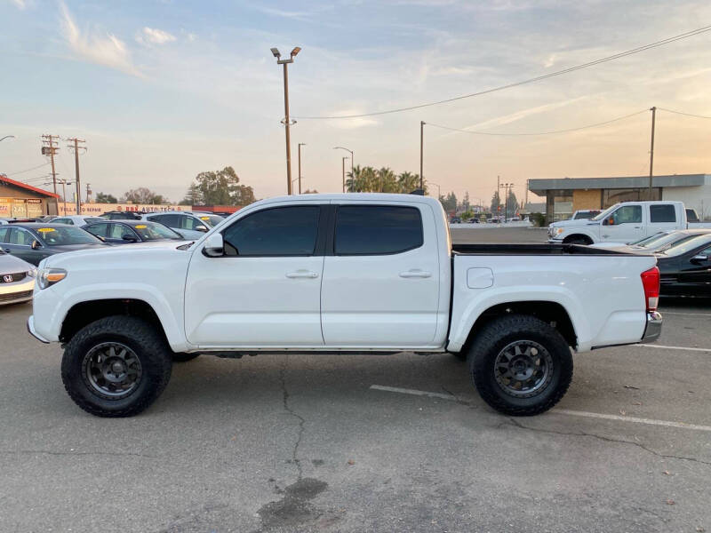 2017 Toyota Tacoma SR5 photo 6