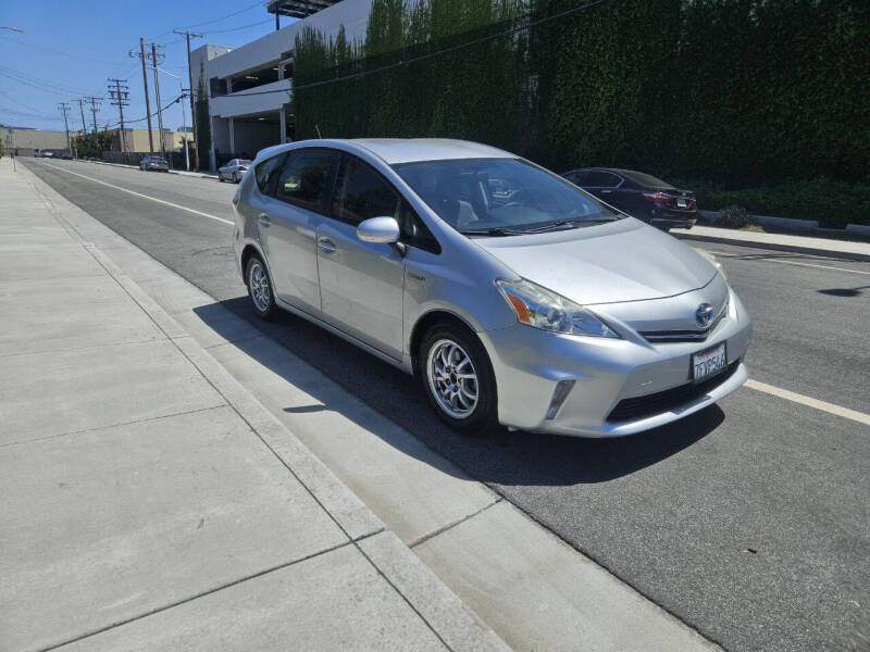 Image 5 of 2014 Toyota Prius v Two