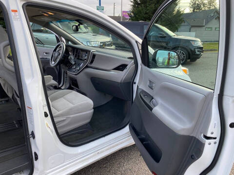 2016 Toyota Sienna LE 7-Passenger Auto Access Seat