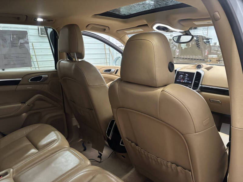 2017 Porsche Cayenne Platinum Edition