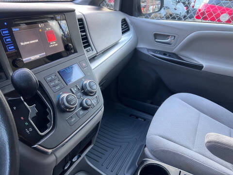 2017 Toyota Sienna LE 8-Passenger