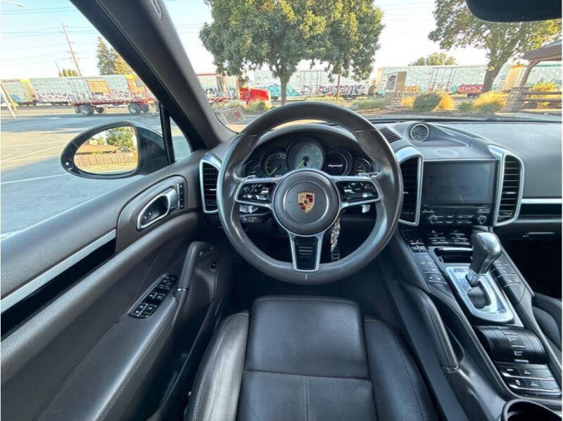 2017 Porsche Cayenne S E-Hybrid Platinum Edition