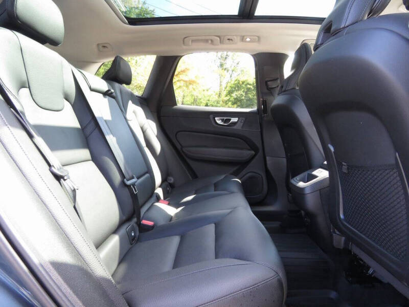 2022 Volvo XC60 B5 Momentum