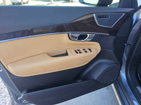 2016 Volvo XC90 T6 Momentum