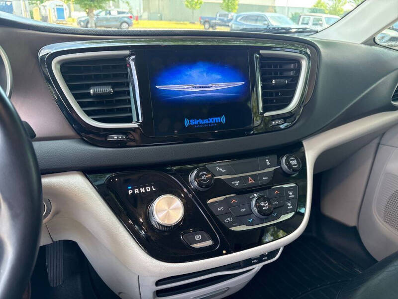 2017 Chrysler Pacifica Touring-L